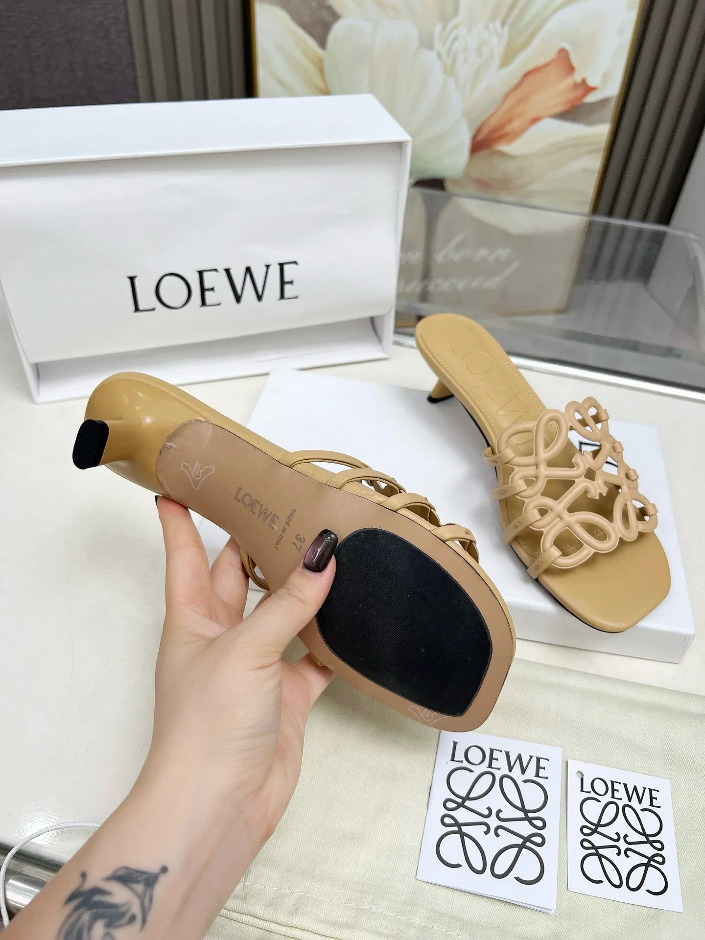 👟👟Ex-factory price 500👟👟 LOEWE 2025 SS summer limited edition hollow slippers, it is a very comprehensive noble fashion brand, highly recommended to all little fairies.   1⃣️Material: Imported cowhide 2⃣️Inner lining: Imported Italian lambskin, super soft and delicate 3⃣️Outsole: Imported Italian original original color genuine leather outsole Heel height 4.5 4⃣️Code number: 35 to 39 (40.41.42.43. Customized)